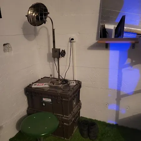 Swiss Army Night / Militaerbunker 胶囊旅馆 St. Margrethen