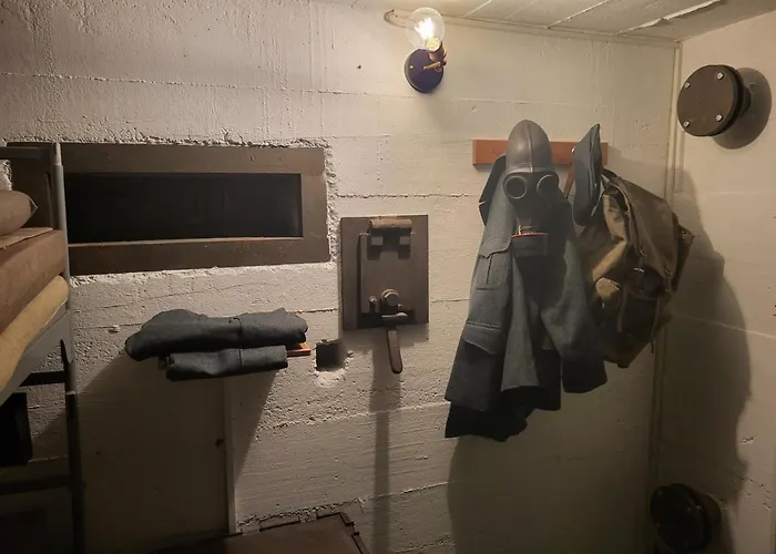 Capsulehotel Swiss Army Night / Militaerbunker